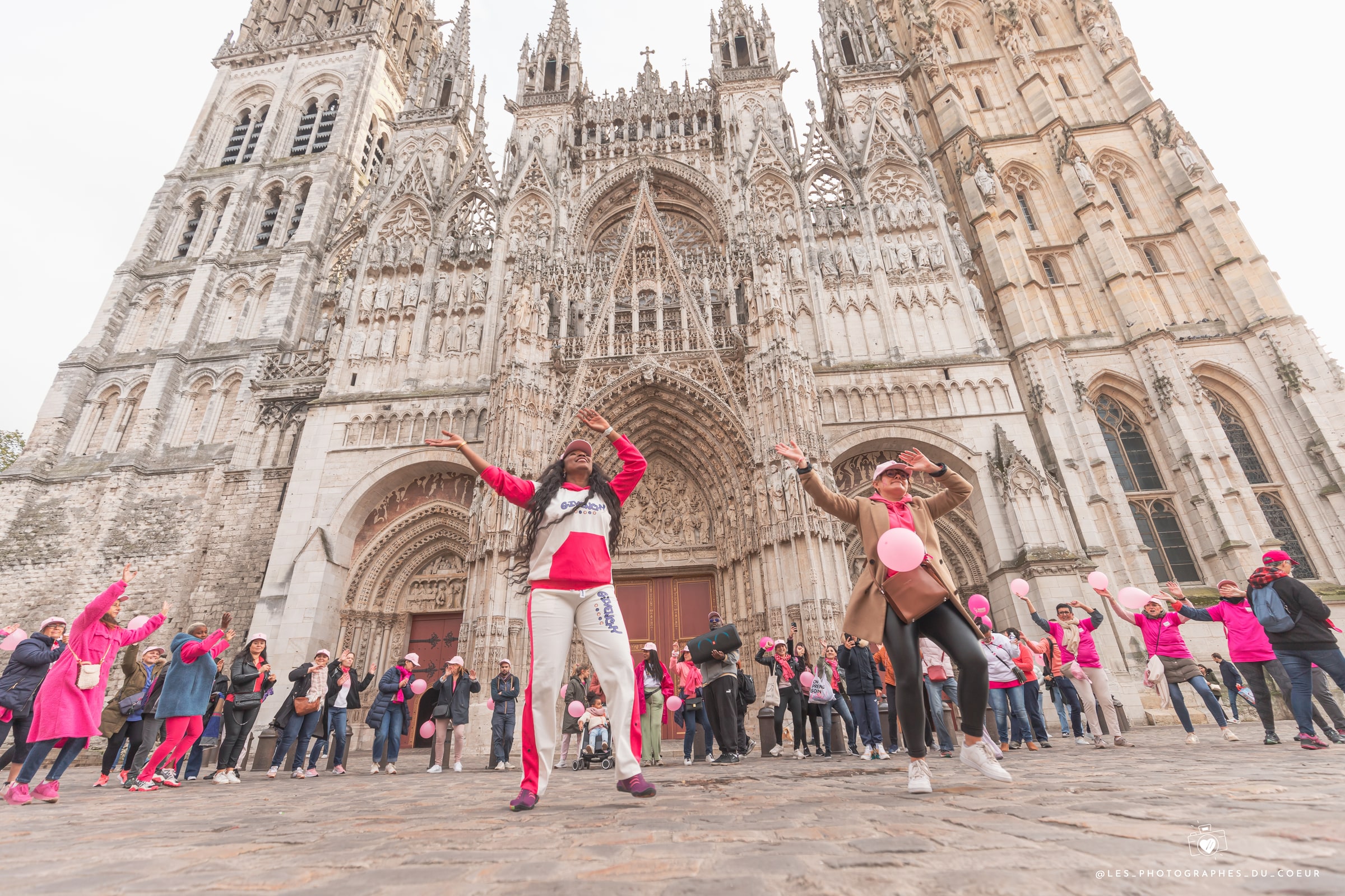 Participants à Octobre Rose devant la cathédrale de Rouen.