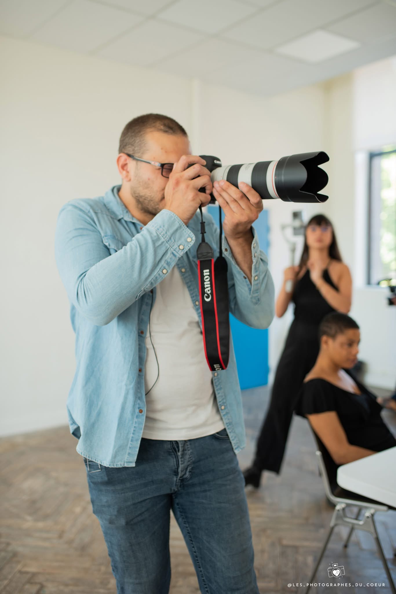 Un photographe bénévole réalise une prise de vue.