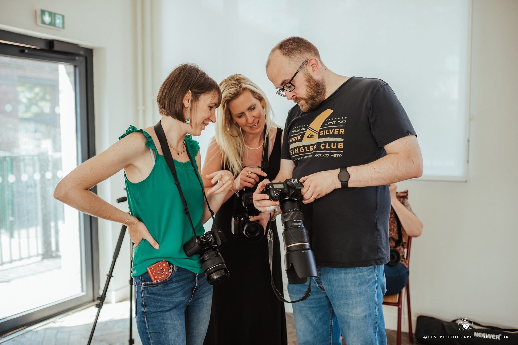 Des photographes échangent autour des images.